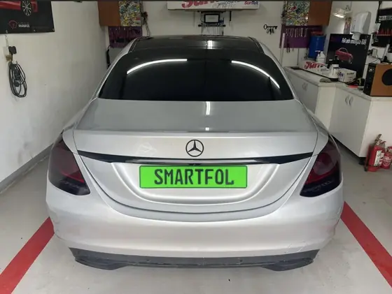 Mașină cu folie fumurie pe geamurile din spate, montată de Folii auto Petroșani