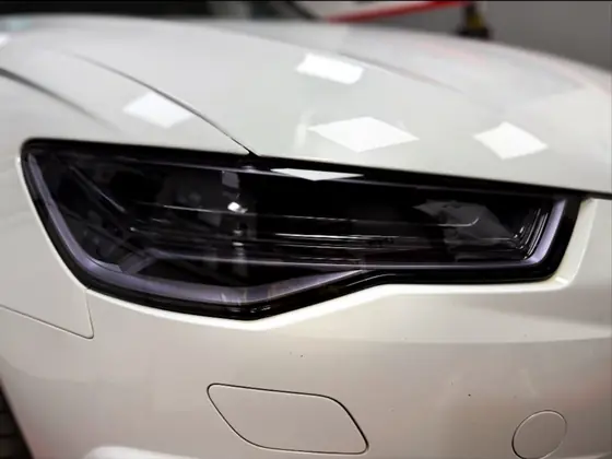 Far Audi cu folie fumurie