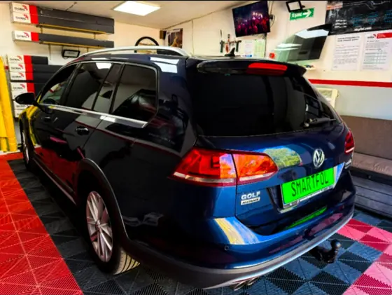 Mașină cu folie fumurie pe geamurile din spate, montată de Folii auto Petroșani