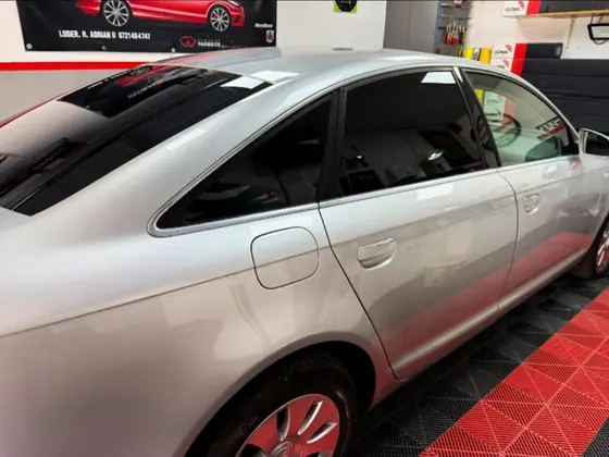 Mașină cu folie fumurie pe geamurile din spate, montată de Folii auto Petroșani